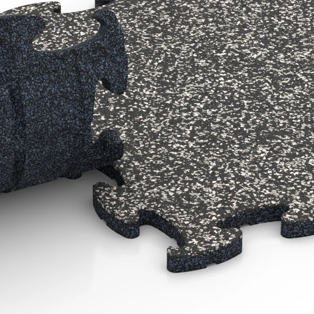 Großaufnahme vom Verbindungssystem von WARCO-Boden 6751 - Mata na plac zabaw im Farbdesign Ciemnoszary granit. Abmessungen 44,6 x 44,6 x 1,8 cm.