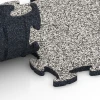 Großaufnahme vom Verbindungssystem von WARCO-Boden 6752 - Mata na plac zabaw im Farbdesign Szary granit. Abmessungen 44,6 x 44,6 x 1,8 cm.