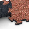 Großaufnahme vom Verbindungssystem von WARCO-Boden 6782 - Mata gimnastyczna im Farbdesign Etna. Abmessungen 44,6 x 44,6 x 1,8 cm.