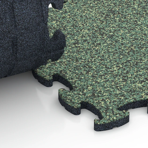Großaufnahme vom Verbindungssystem von WARCO-Boden 6825 - Fitness Active podłoga im Farbdesign Trawnik angielski. Abmessungen 44,6 x 44,6 x 1,8 cm.