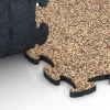 Großaufnahme vom Verbindungssystem von WARCO-Boden 6826 - Fitness Active podłoga im Farbdesign Terakota. Abmessungen 44,6 x 44,6 x 1,8 cm.