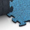 Großaufnahme vom Verbindungssystem von WARCO-Boden 6803 - Nawierzchnia kynologiczna im Farbdesign Atlantyk. Abmessungen 44,6 x 44,6 x 1,8 cm.
