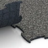 Großaufnahme vom Verbindungssystem von WARCO-Boden 6805 - Nawierzchnia kynologiczna im Farbdesign Ciemnoszary granit. Abmessungen 97,1 x 97,1 × 1,8 cm.