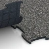 Großaufnahme vom Verbindungssystem von WARCO-Boden 6904 - Podłoga do sportów kynologicznych im Farbdesign Ciemnoszary granit. Abmessungen 97,1 x 97,1 × 1,8 cm.
