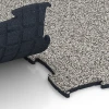Großaufnahme vom Verbindungssystem von WARCO-Boden 6905 - Podłoga do sportów kynologicznych im Farbdesign Szary granit. Abmessungen 97,1 x 97,1 × 1,8 cm.