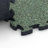 Großaufnahme vom Verbindungssystem von WARCO-Boden 6933 - Mata puzzle na plac zabaw im Farbdesign Trawnik angielski. Abmessungen 44,6 x 44,6 × 2,8 cm.