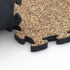 Großaufnahme vom Verbindungssystem von WARCO-Boden 6934 - Mata puzzle na plac zabaw im Farbdesign Terakota. Abmessungen 44,6 x 44,6 × 2,8 cm.