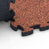 Großaufnahme vom Verbindungssystem von WARCO-Boden 6935 - Mata puzzle na plac zabaw im Farbdesign Etna. Abmessungen 44,6 x 44,6 × 2,8 cm.