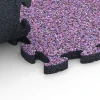 Großaufnahme vom Verbindungssystem von WARCO-Boden 6936 - Mata puzzle na plac zabaw im Farbdesign Lawenda. Abmessungen 44,6 x 44,6 × 2,8 cm.