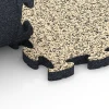 Großaufnahme vom Verbindungssystem von WARCO-Boden 6937 - Mata puzzle na plac zabaw im Farbdesign Trawertyn. Abmessungen 44,6 x 44,6 × 2,8 cm.
