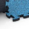 Großaufnahme vom Verbindungssystem von WARCO-Boden 6938 - Mata puzzle na plac zabaw im Farbdesign Atlantyk. Abmessungen 44,6 x 44,6 × 2,8 cm.