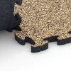 Großaufnahme vom Verbindungssystem von WARCO-Boden 6939 - Mata puzzle na plac zabaw im Farbdesign Rattan. Abmessungen 44,6 x 44,6 × 2,8 cm.