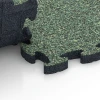 Großaufnahme vom Verbindungssystem von WARCO-Boden 6951 - Płyty na boisko im Farbdesign Trawnik angielski. Abmessungen 44,6 x 44,6 × 2,8 cm.