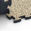Großaufnahme vom Verbindungssystem von WARCO-Boden 6946 - Płyta tarasowa im Farbdesign Trawertyn. Abmessungen 44,6 x 44,6 × 2,8 cm.