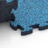Großaufnahme vom Verbindungssystem von WARCO-Boden 6947 - Płyta tarasowa im Farbdesign Atlantyk. Abmessungen 44,6 x 44,6 × 2,8 cm.