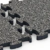Großaufnahme vom Verbindungssystem von WARCO-Boden 6877 - Fitness Max Floor System im Farbdesign Ciemnoszary granit. Abmessungen 44,6 x 44,6 × 2,8 cm.