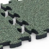 Großaufnahme vom Verbindungssystem von WARCO-Boden 6879 - Fitness Max Floor System im Farbdesign Trawnik angielski. Abmessungen 44,6 x 44,6 × 2,8 cm.