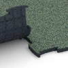 Großaufnahme vom Verbindungssystem von WARCO-Boden 6852 - Fitness Active podłoga im Farbdesign Trawnik angielski. Abmessungen 97,1 x 97,1 x 2,8 cm.