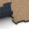 Großaufnahme vom Verbindungssystem von WARCO-Boden 6853 - Fitness Active podłoga im Farbdesign Terakota. Abmessungen 97,1 x 97,1 x 2,8 cm.