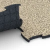 Großaufnahme vom Verbindungssystem von WARCO-Boden 6856 - Fitness Active podłoga im Farbdesign Trawertyn. Abmessungen 97,1 x 97,1 x 2,8 cm.