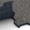 Großaufnahme vom Verbindungssystem von WARCO-Boden 6886 - Fitness Max Floor System im Farbdesign Ciemnoszary granit. Abmessungen 97,1 x 97,1 x 2,8 cm.