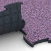 Großaufnahme vom Verbindungssystem von WARCO-Boden 6891 - Fitness Max Floor System im Farbdesign Lawenda. Abmessungen 97,1 x 97,1 x 2,8 cm.