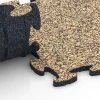 Großaufnahme vom Verbindungssystem von WARCO-Boden 6777 - Płytki na obrzeża basenu im Farbdesign Rattan. Abmessungen 28,9 x 28,9 x 1,8 cm.