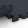 Großaufnahme vom Verbindungssystem von WARCO-Boden 6965 - Fitness Premium podłoga Plus im Farbdesign Antracyt. Abmessungen 28,9 x 28,9 x 2,8 cm.