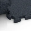 Großaufnahme vom Verbindungssystem von WARCO-Boden 6961 - Fitness Premium podłoga sportowa im Farbdesign Antracyt. Abmessungen 45,9 x 45,9 x 2,8 cm.