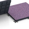 Großaufnahme vom Verbindungssystem von WARCO-Boden 7146 - Podłoga na siłownię zewnętrzną im Farbdesign Lawenda. Abmessungen 60 x 60 x 4 cm | 0,36 m².