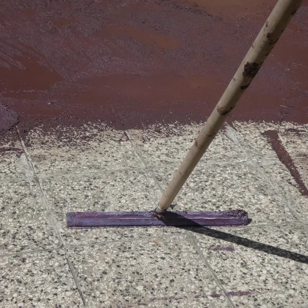 Aufsicht auf die Unterseite, also die Bodenseite von WARCO-Formteil 0019 - ALLESDICHT – Gumowa powłoka prosto z wiadra im Format 25 kg.