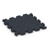 Aufsicht auf die Unterseite, also die Bodenseite von WARCO-Formteil 6936 - Mata puzzle na plac zabaw im Format 44,6 x 44,6 × 2,8 cm.