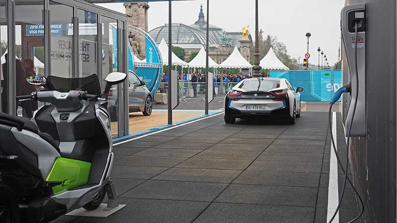 BMW prezentuje pierwsze modele z napędem elektrycznym na stoisku informacyjnym na Polach Elizejskich w Paryżu: BMW i3, BMWi8, BMW C. Pojazdy są ustawione na podłodze WARCO w kolorze Antracyt.