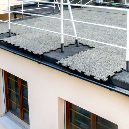 Płyty tarasowe WARCO na krawędzi tarasu dachowego są przycinane na wymiar aby dopasować ich wymiary. Temperatura układania powinna wynosić od 15 do 20 °C.