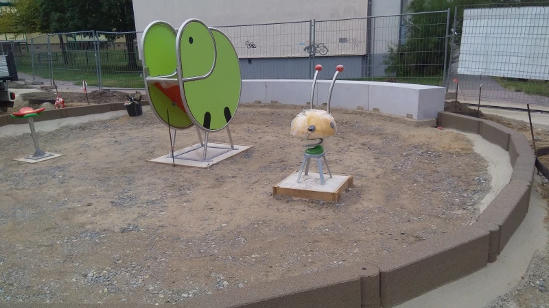 Plac zabaw, którego fundamenty są niezwiązane, jest obecnie w budowie i został już oznaczony szarymi krawężnikami WARCO.