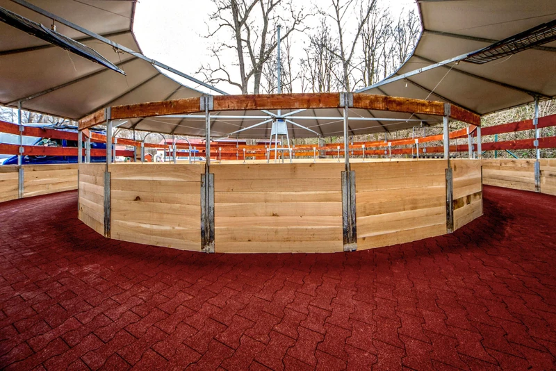 Nowa karuzela dla koni pokryta trwałą, antypoślizgową, czerwoną elastyczną kostką gumową WARCO w kształcie BEHATON, która minimalizuje odgłos kopyt